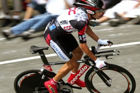 开云官网-全球杯篮球比赛中球员的留念照片走红网络，篮球杯冠军